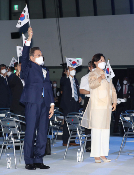 문재인 대통령과 부인 김정숙 여사가 15일 오전 서울 동대문디자인플라자에서 열린 제75주년 광복절 경축식에서 참석자들과 함께 만세삼창을 하고 있다.  2020.8.15 도준석 기자 pado@seoul.co.kr