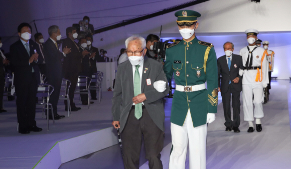 문재인 대통령이 15일 오전 서울 동대문디자인플라자에서 열린 제75주년 광복절 경축식에서 애국지사들이 입장하고있다. 2020.8.15 도준석 기자 pado@seoul.co.kr