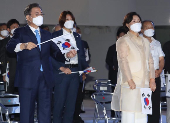 문재인 대통령과 부인 김정숙 여사가 15일 오전 서울 동대문디자인플라자에서 열린 제75주년 광복절 경축식에서 참석자들과 함께 광복절 노래를 하고 있다.  2020.8.15 도준석 기자 pado@seoul.co.kr