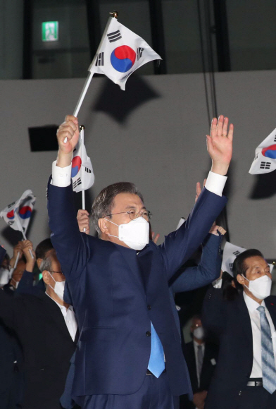 문재인 대통령과 부인 김정숙 여사가 15일 오전 서울 동대문디자인플라자에서 열린 제75주년 광복절 경축식에서 참석자들과 함께 만세삼창을 하고 있다.  2020.8.15 도준석 기자 pado@seoul.co.kr