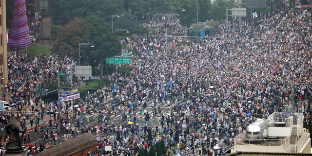 사회적거리두기 없는 보수단체  보수단체 회원들이 15일 서울 종로구 광화문 네거리에서 집회를 하고 있다. 2020.8.15/뉴스1