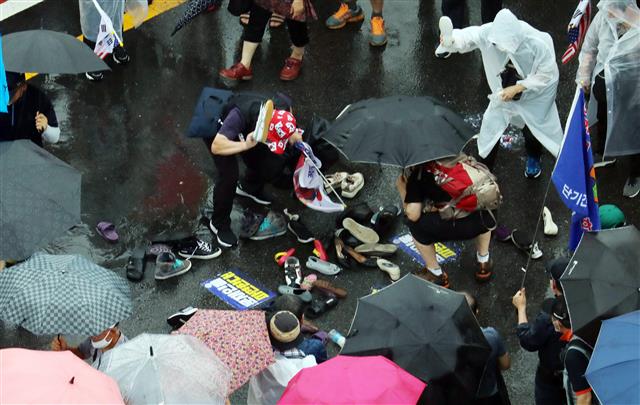 문재인 대통령 이름에 신발던지는 보수단체