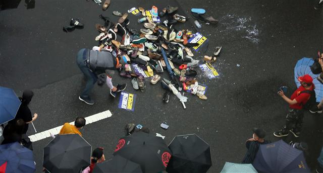 문재인 대통령 이름에 던져진 신발