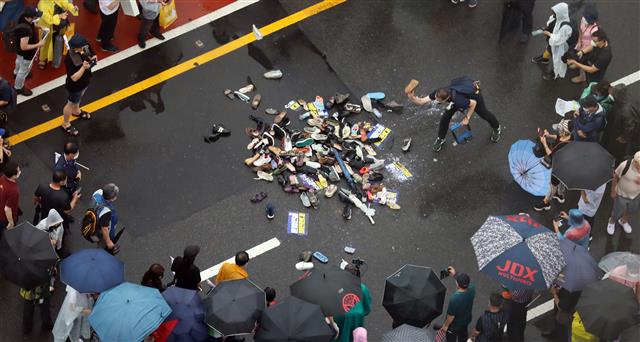 대통령 이름에 던져지는 신발