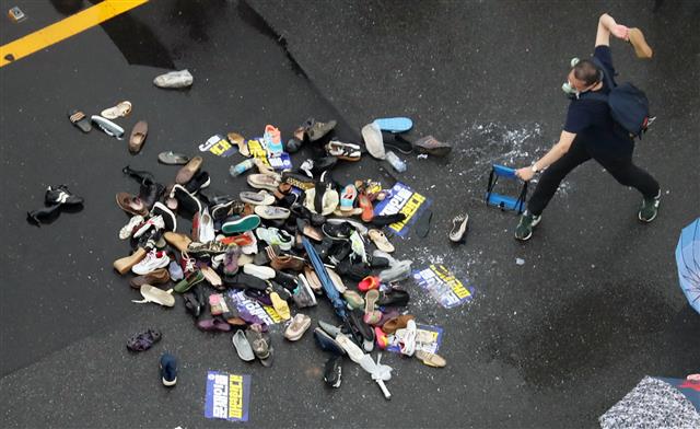 대통령 이름에 신발던지며 분풀이하는 보수단체 회원