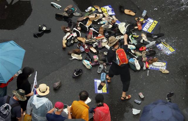 文대통령 이름에 던져진 신발