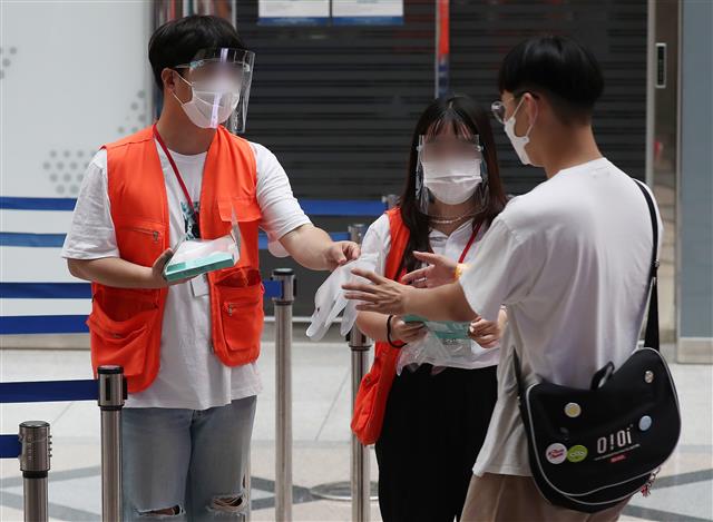 입장 전 일회용 장갑 챙기세요!