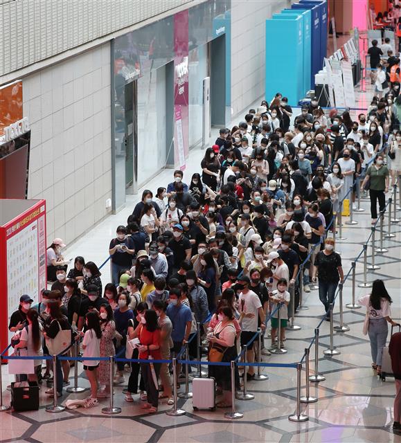 ‘사회적 거리두기 2단계 격상’ 줄 서서 대기하는 관람객들