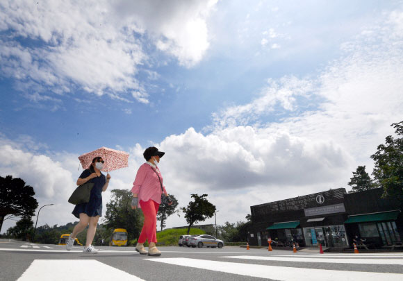 장마가 그친 16일 서울 남산에서 시민들이 오랜만에 맑은 하늘을 즐기며 산책을 하고 있다. 2020.8.16 박지환기자 popocar@seoul.co.kr
