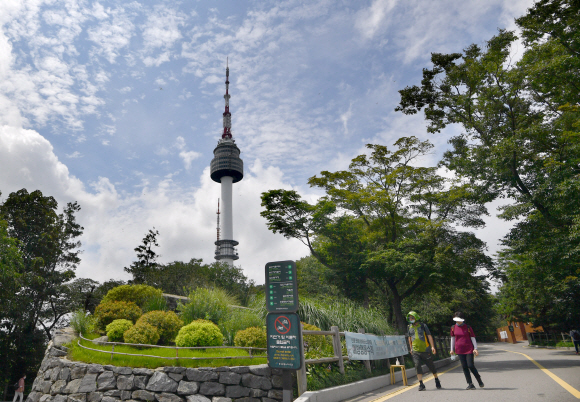 장마가 그친 16일 서울 남산에서 시민들이 오랜만에 맑은 하늘을 즐기며 산책을 하고 있다. 2020.8.16 박지환기자 popocar@seoul.co.kr