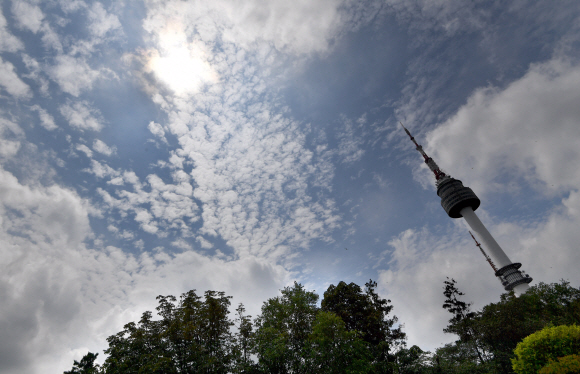 장마가 그친 16일 서울 남산타워 너머로 맑은 하늘이 보이고 있다. 2020.8.16 박지환기자 popocar@seoul.co.kr