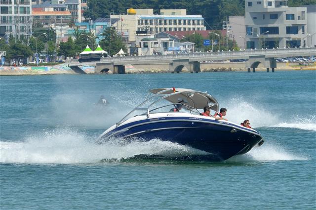 제트 보트로 무더위 날려!