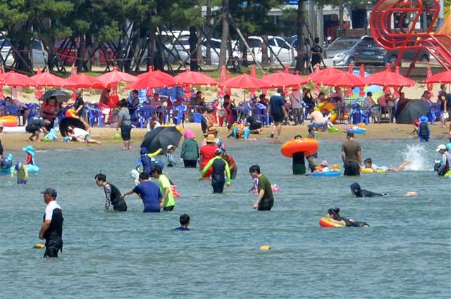 폭염...바다로 뛰어든 피서객들
