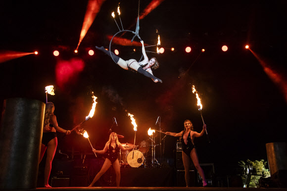 참가자들이 15일(현지시간) 미국 사우스다코타주 스터지스에서 열린 ‘제 80회 스터지스 모터사이클 랠리(the 80th annual Sturgis Motorcycle Rally) 동안, 버팔로 칩 뷰티 미인대회에서 버팔로 칩의 울프맨 잭 스테이지 올라 화려한 공연을 선보이고 있다. AP 연합뉴스