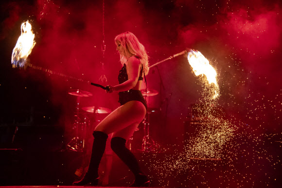 참가자들이 15일(현지시간) 미국 사우스다코타주 스터지스에서 열린 ‘제 80회 스터지스 모터사이클 랠리(the 80th annual Sturgis Motorcycle Rally) 동안, 버팔로 칩 뷰티 미인대회에서 버팔로 칩의 울프맨 잭 스테이지 올라 화려한 공연을 선보이고 있다. AP 연합뉴스