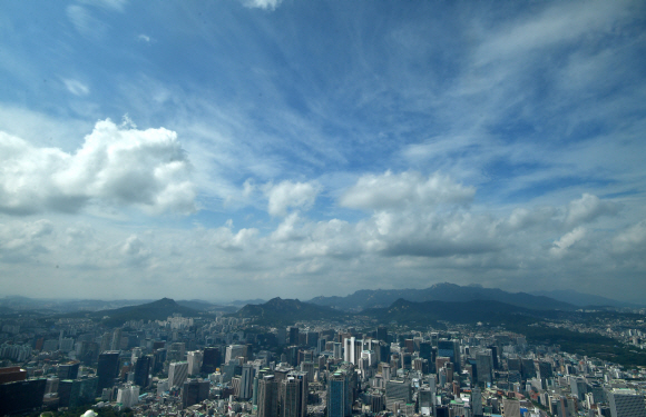 16일 서울남산타워에서 바라본 서울의 하늘이 맑다. 2020.8.16 박지환기자 popocar@seoul.co.kr