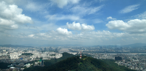 16일 서울남산타워에서 바라본 서울의 하늘이 맑다. 2020.8.16 박지환기자 popocar@seoul.co.kr