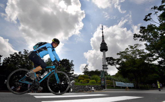 장마가 그친 16일 서울 남산정상에서 시민들이 오랜만에 모습을 드러낸 푸른하늘을 만끽하고 있다.2020.8.16 박지환기자 popocar@seoul.co.kr