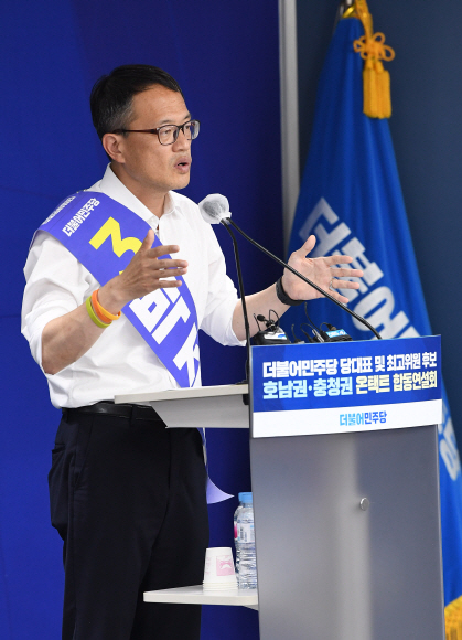 박주민 더불어민주당 당대표 후보가 16일 오후 서울 여의도 더불어민주당 당사에서 열린 당대표 및 최고위원 후보 호남권?충청권 온라인(온택트) 합동연설회에서 정견발표를 하고 있다. 2020.8.16 오장환 기자5zzang@seoul.co.kr