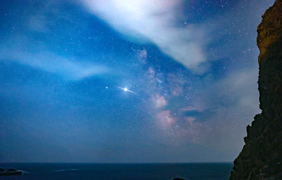 은하수 펼쳐진 독도의 밤