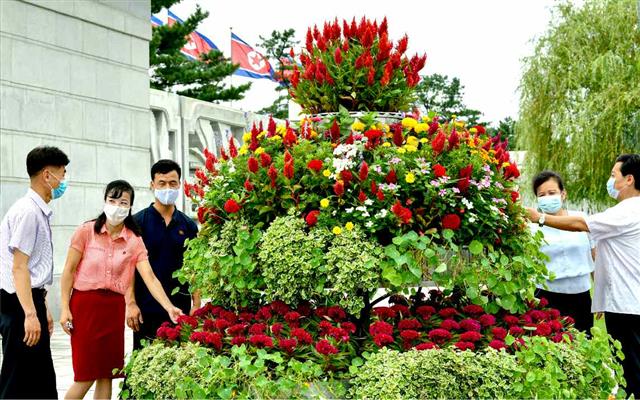 금수산태양궁전 찾은 北 주민…“해방의 감격.환희”