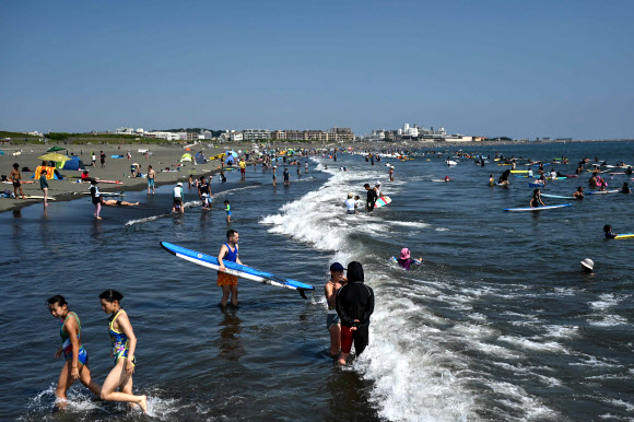 사람들이 15일(현지시간) 일본 가나가와현 후지사와에서 폭염 속 해변 물놀이로 더위를 식히고 있다. AFP 연합뉴스
