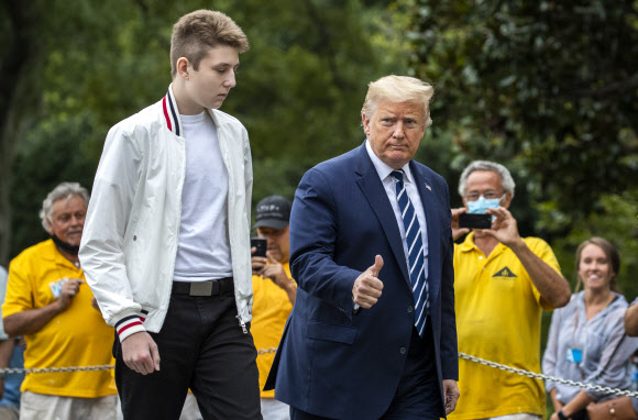 도널드 트럼프 대통령과 아들 배런 트럼프가 16일(현지시간) 미국 뉴욕주 베드민스터의 주말 여행을 마치고 백악관에 도착해 걸어가고 있다. AP 연합뉴스