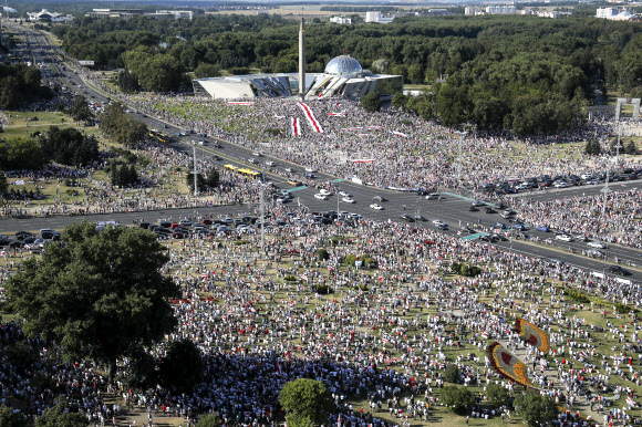 벨로루시 야권 지지자들이 16일(현지시간) 벨로루스 민스크 중심에서 집회를 열고 있다. 일주일 동안 시위로 전국을 뒤흔든 야권 지지자들은 수도 벨라루스에서 대규모 행진을 벌이는 것을 목표로 하고 있다. 8월 9일 대통령 선거가 끝나자 시위가 시작됐다. AP 연합뉴스