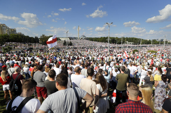 벨로루시 야권 지지자들이 16일(현지시간) 벨로루스 민스크 중심에서 집회를 열고 있다. 일주일 동안 시위로 전국을 뒤흔든 야권 지지자들은 수도 벨라루스에서 대규모 행진을 벌이는 것을 목표로 하고 있다. 8월 9일 대통령 선거가 끝나자 시위가 시작됐다. AP 연합뉴스