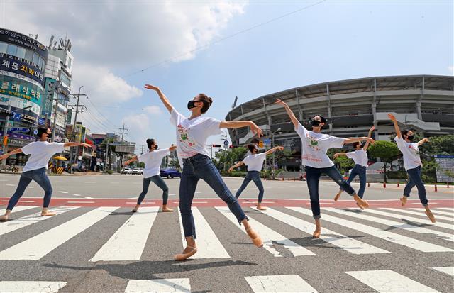 거리에서 펼쳐지는 발레 공연