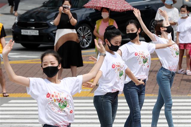 ‘마스크와 함께하는 우아한 손짓’