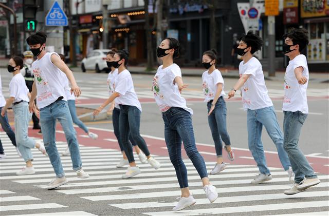 ‘횡단보도에서 펼쳐지는 신나는 발레’