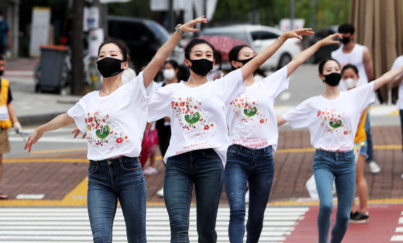 마스크 착용한 무용수들