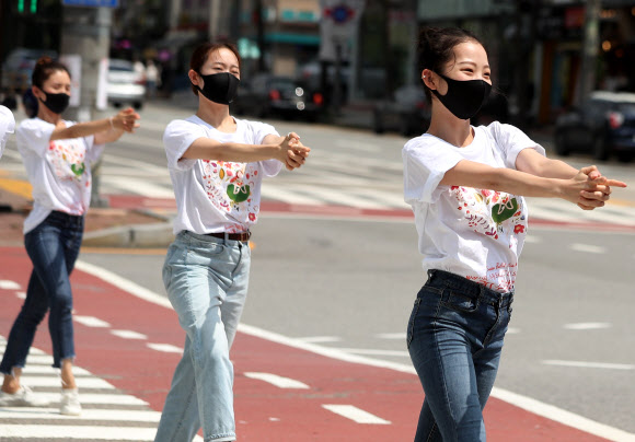 마스크 착용한 무용수들