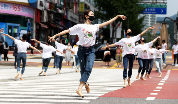 ‘발레 in 횡단보도’