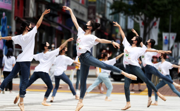 ‘발레 in 횡단보도’