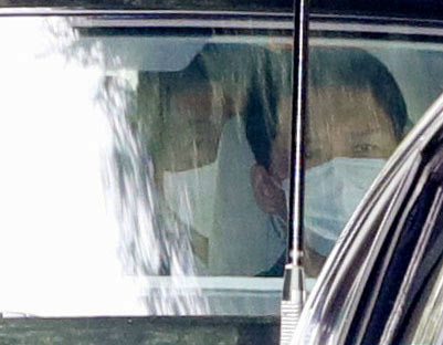 아베 신조(왼쪽) 일본 총리가 17일(현지시간) 교도통신이 찍은 사진에서 일본 도쿄 게이오대병원에 차를 타고 도착하고 있다. 로이터 연합뉴스