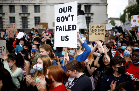 영국 런던의 총리 관저 근처에서 16일(현지시간) 정부의 대입 시험 관리 실패에 항의하는 수험생들이 시위를 벌이고 있다. 런던 로이터 연합뉴스