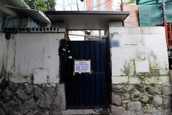 전광훈 사랑제일교회 담임목사가 신종 코로나바이러스 감염증(코로나19) 양성 판정을 받은 것으로 확인된 17일 오후 서울 성북구 사랑제일교회 사택의 모습. 보건당국은 병상이 지정되는 대로 전 목사를 격리할 방침이라고 밝혔고성북구 관계자는 “전 목사가 교회 옆 사택에 머무르고 있는 것으로 추정된다”며 “교회와 협의해 병원으로 옮길 예정”이라고 전했다. 2020.8.17  연합뉴스