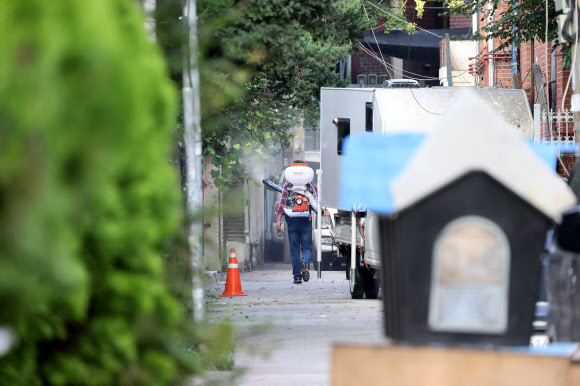 17일 서울 성북구 사랑제일교회 전광훈 담임목사 사택 인근에서 교회 관계자가 소독하고 있다. 2020.8.17  연합뉴스