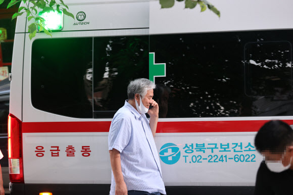 신종 코로나바이러스 감염증(코로나19) 확진 판정을 받은 사랑제일교회 전광훈 목사가 17일 서울 성북구 사랑제일교회 사택을 나서 성북보건소 차량에 탑승하기 위해 이동 하고 있다. 2020.8.17  연합뉴스