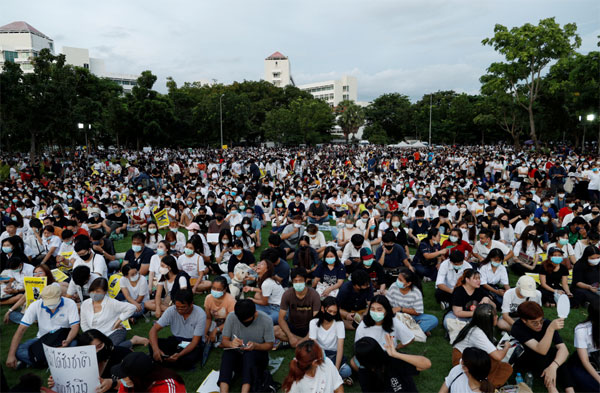 태국 청년 수천 명이 지난 10일(현지시간) 수도 방콕 외곽에 있는 탐마삿대 랑싯 캠퍼스에 운집해 정권 퇴진, 의회 해산, 개헌을 통한 총선을 요구하는 반정부 집회를 열고 있다. 사진=로이터 연합뉴스
