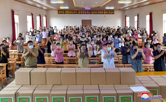 김정은이 보낸 의약품에 환호하는 북한 주민들