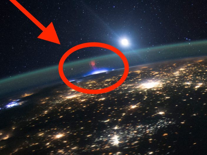 지난 2015년 8월 국제우주정거장(ISS) 우주비행사들이 포착한 레드 스프라이트. 지표면에 가까운 쪽은 하얗게 번쩍이지만 그 위쪽에 해파리 모양의 붉은 빛이 선명하다. 미국항공우주국(NASA) 제공 비즈니스인사이더 닷컴 캡처 