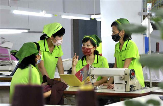 평양창광옷공장에서 사상교육 중인 북한 노동자들