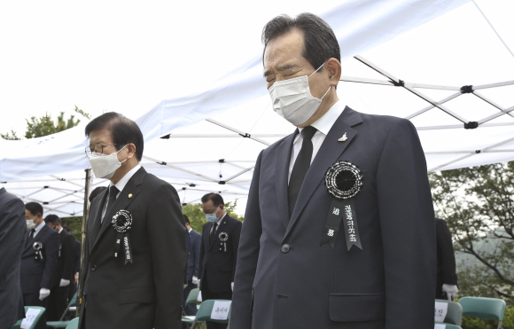 정세균 국무총리(오른쪽)와 박병석 국회의장이 18일 오전 서울 동작구 국립서울현충원에서 열린 고(故) 김대중 대통령 서거 11주기 추도식에서 묵념하고 있다. 2020. 8. 18 국회사진기자단