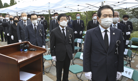 정세균 국무총리(오른쪽)와 박병석 국회의장이 18일 오전 서울 동작구 국립서울현충원에서 열린 고(故) 김대중 대통령 서거 11주기 추도식에서 묵념하고 있다. 2020. 8. 18 국회사진기자단