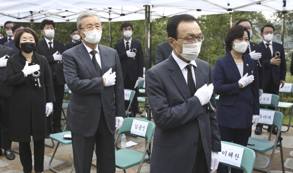 18일 오전 서울 동작구 국립서울현충원에서 열린 고(故) 김대중 대통령 서거 11주기 추도식에서 미래통합당 김종인 비상대책위원장(왼쪽)과 더불어민주당 이해찬 대표가 국민의례를 하고 있다. 2020. 8. 18 국회사진기자단