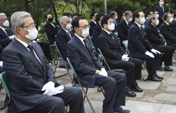 18일 오전 서울 동작구 국립서울현충원에서 열린 고(故) 김대중 대통령 서거 11주기 추도식에 미래통합당 김종인 비상대책위원장, 더불어민주당 이해찬 대표, 박병석 국회의장, 정세균 국무총리(왼쪽부터)가 참석해 있다. 2020. 8. 18 국회사진기자단
