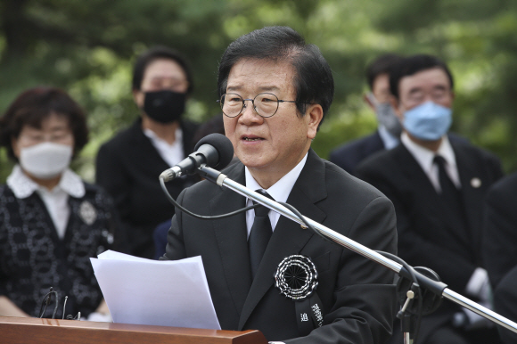 박병석 국회의장이 18일 오전 서울 동작구 국립서울현충원에서 열린 고(故) 김대중 대통령 서거 11주기 추도식에서 추도사를 하고 있다. 2020. 8. 18 국회사진기자단